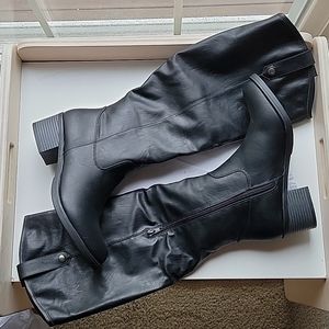 NiB Black Round Toe Boot